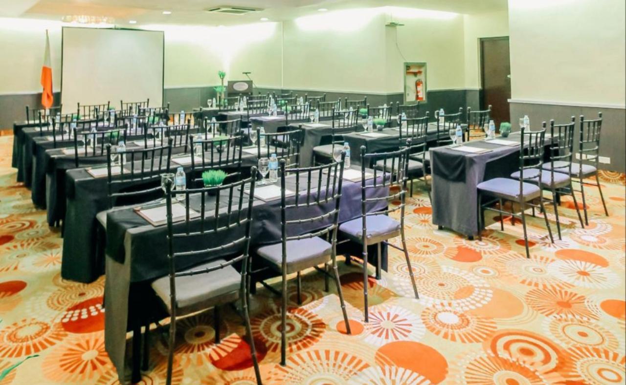 Greenhills Elan Hotel Modern Quezon City Buitenkant foto